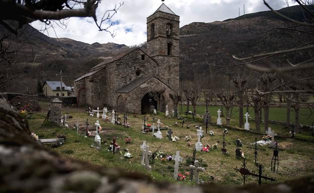 Iglesia y cementerio de Barruera.