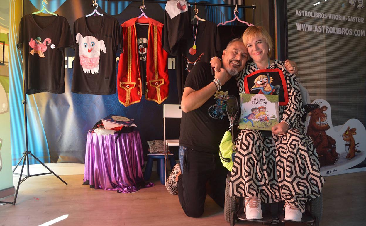 José Carlos Andrés junto a Ainhoa Sesma, tras la presentación del cuento en primicia.