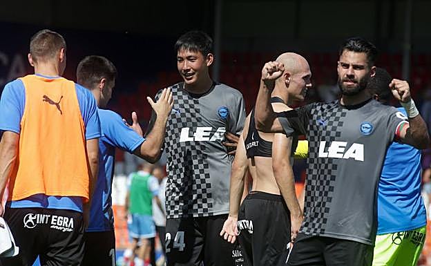 El delantero japonés recibe la felicitación de sus compañeros tras el partido de Lugo. 