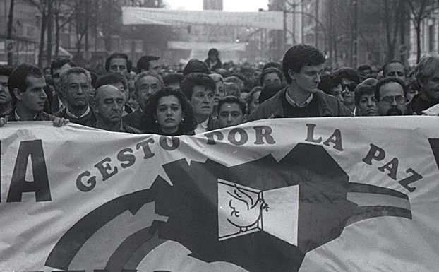 Imagen de una de las manifestaciones de Gesto por la Paz en Bilbao incluida en el documental 'Gesto'.