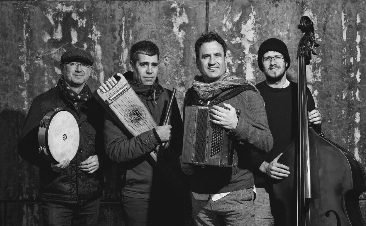 Salva Tarazona (batería, cajón flamenco, bendhir, pandero cuadrado...), Ismael Yagüe (txistu, alboka, piano, txirula, ttun ttun, pandero, cucharas y coros), Iñigo Aguerri (acordeón, accordina, kalimba y voz), y Xanti Etxeberria (contrabajo)