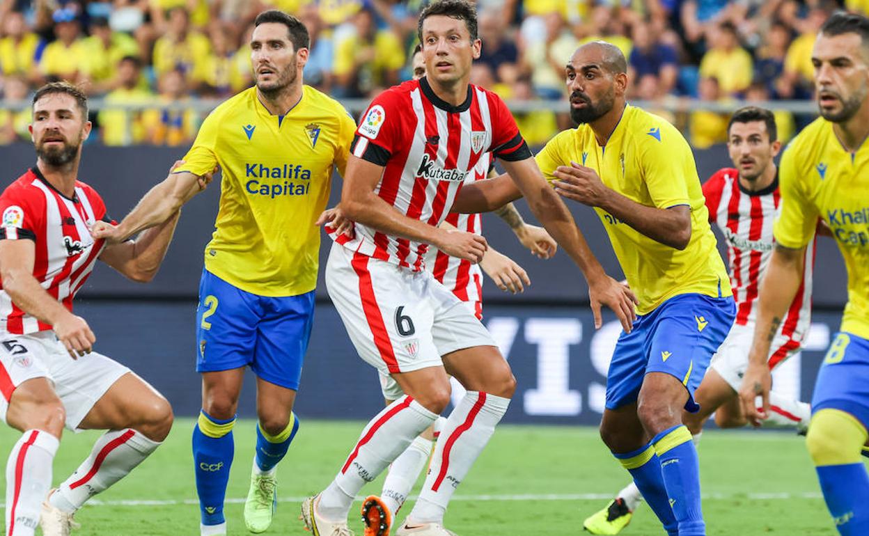 Mikel Vesga trata de zafarse de la defensa de Fali en el partido contra el Cádiz. 