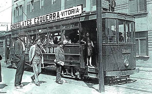 La empresa vitoriana, en el tranvía de Bilbao.