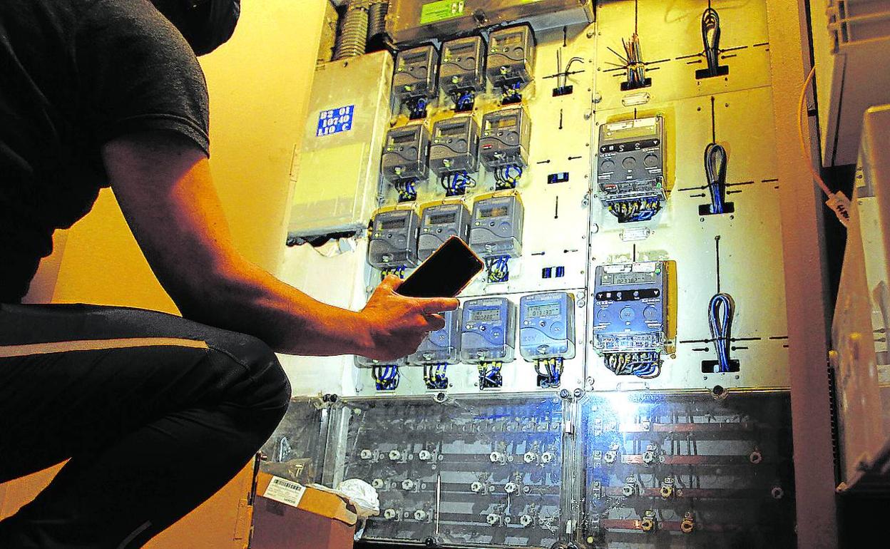 Revisión de contadores de luz en un edificio del centro de Bilbao. 