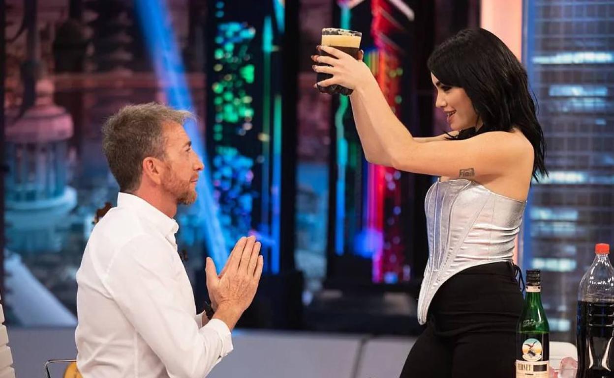 Lali Espósito la lía y monta un botellón en 'El Hormiguero'