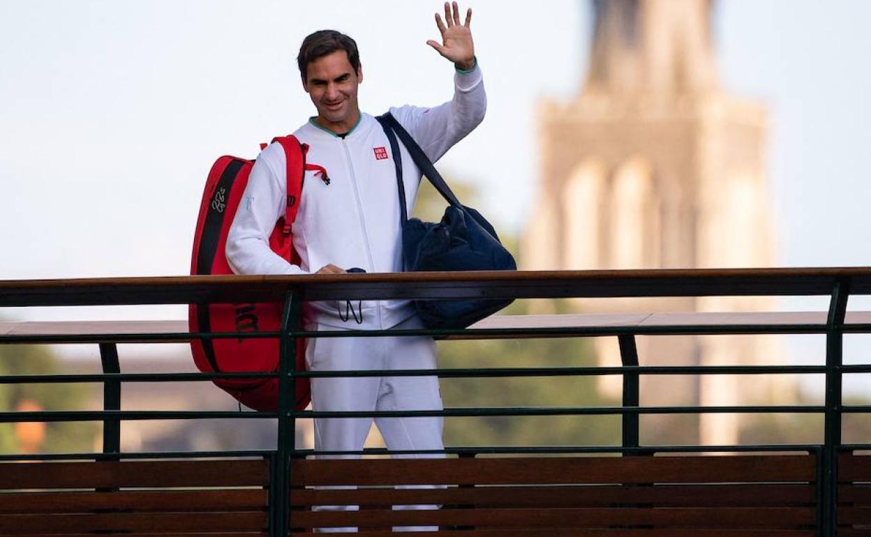 Federer saluda a sus fans en el torneo de Wimbledon de 2021. 