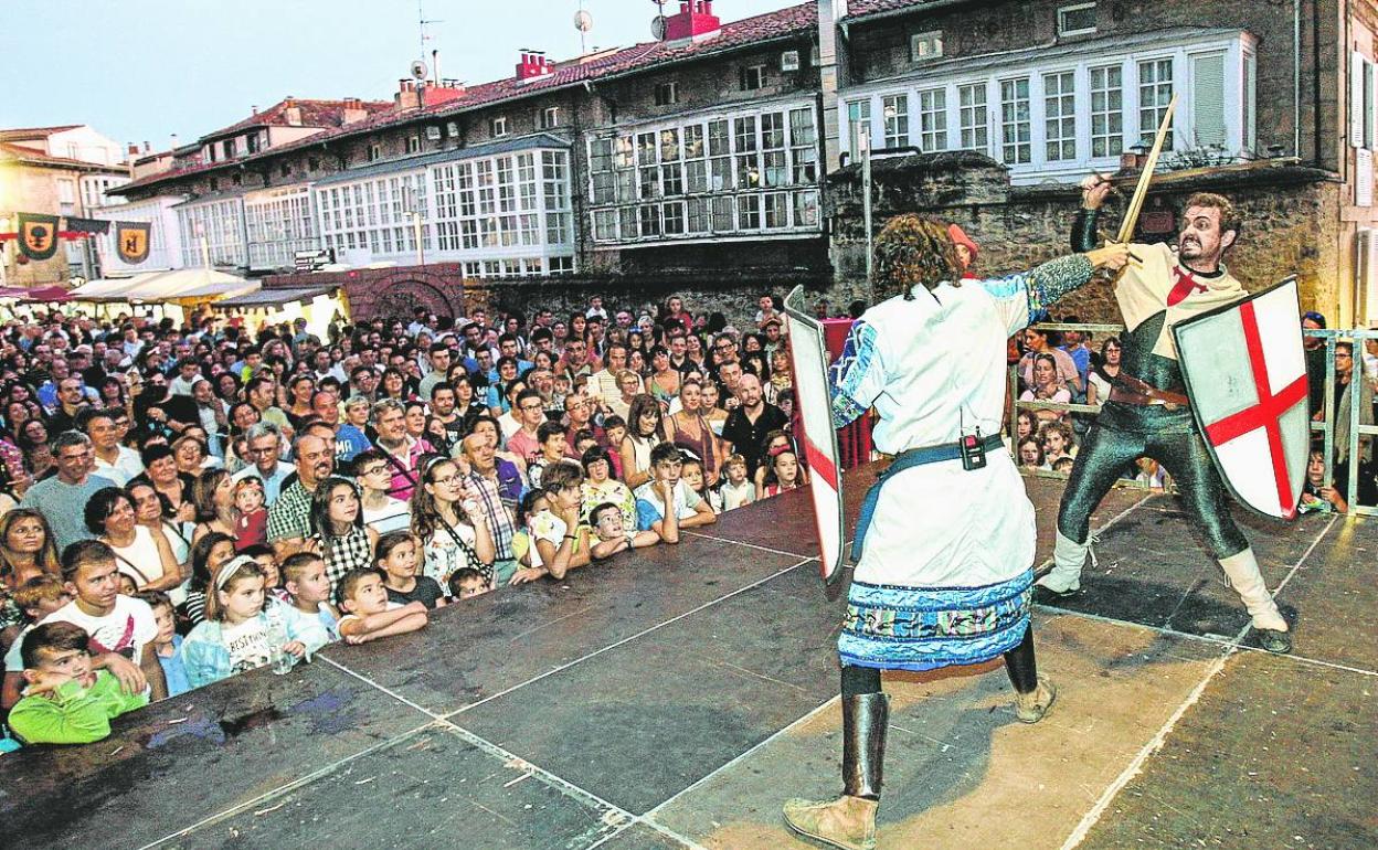 Uno de los espectáculos de la plaza del Machete de la última edición del Mercado Medieval. 