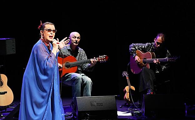 Martirio y los dos guitarristas al fondo.