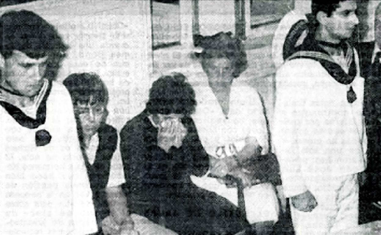 La esposa de Emilio Fernández Arias, emocionada durante el funeral de su marido, junto a familiares y dos soldados de la Marina. 