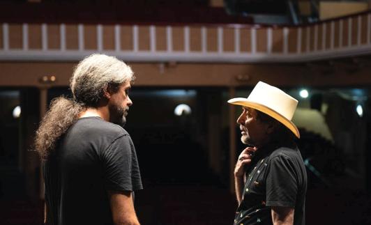 Fernando Léon y Joaquín Sabina en 'Sintiéndolo mucho'.