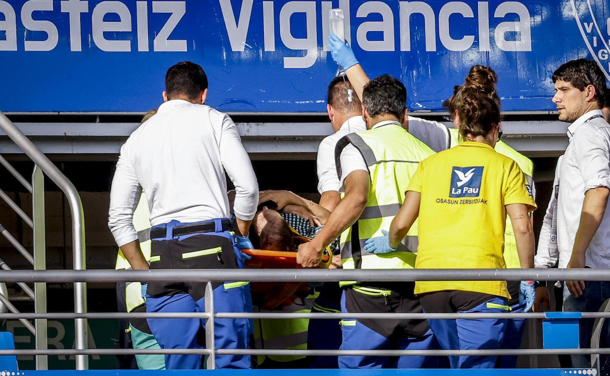 El afectado, trasladado por los servicios médicos. 