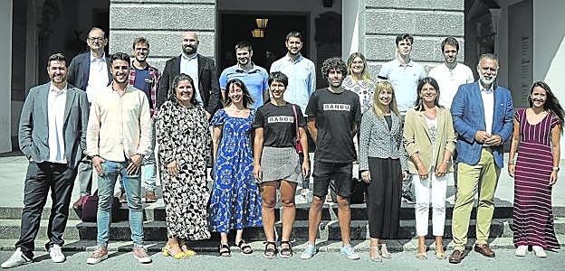 Los promotores de las 'startups' seleccionadas posan en la Universidad de Deusto antes de empezar la formación previa al evento.