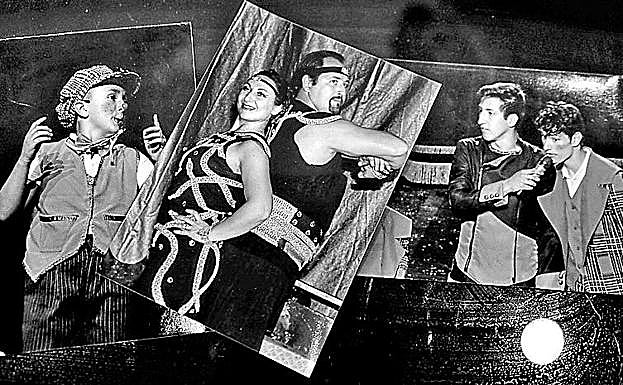 Fotos familiares, con la pareja vestida para hacer su número con los reptiles.