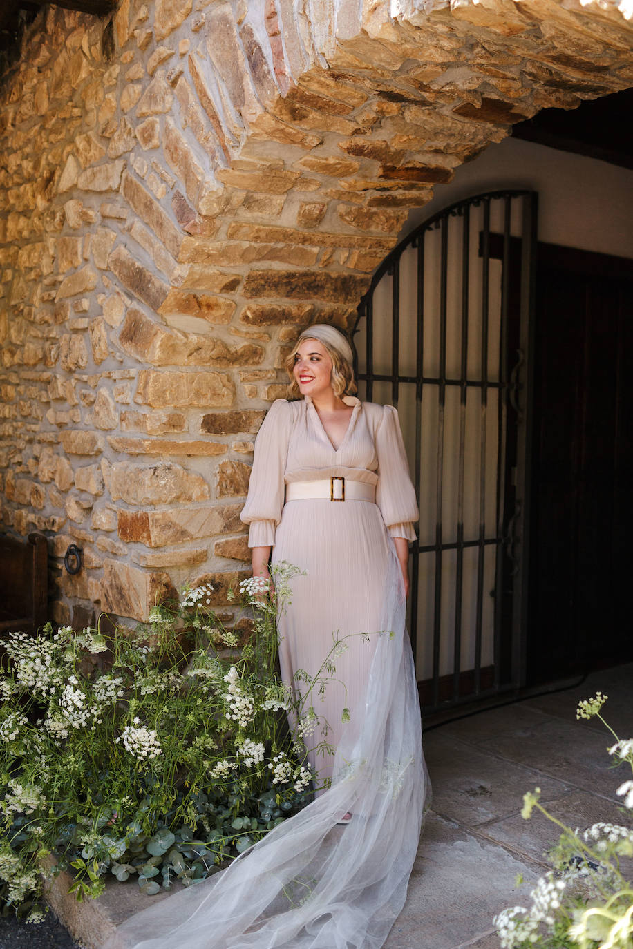 Fotos: Nerea, la novia vizcaína que brilló en su boda con un vestido que nos transporta a los años 40