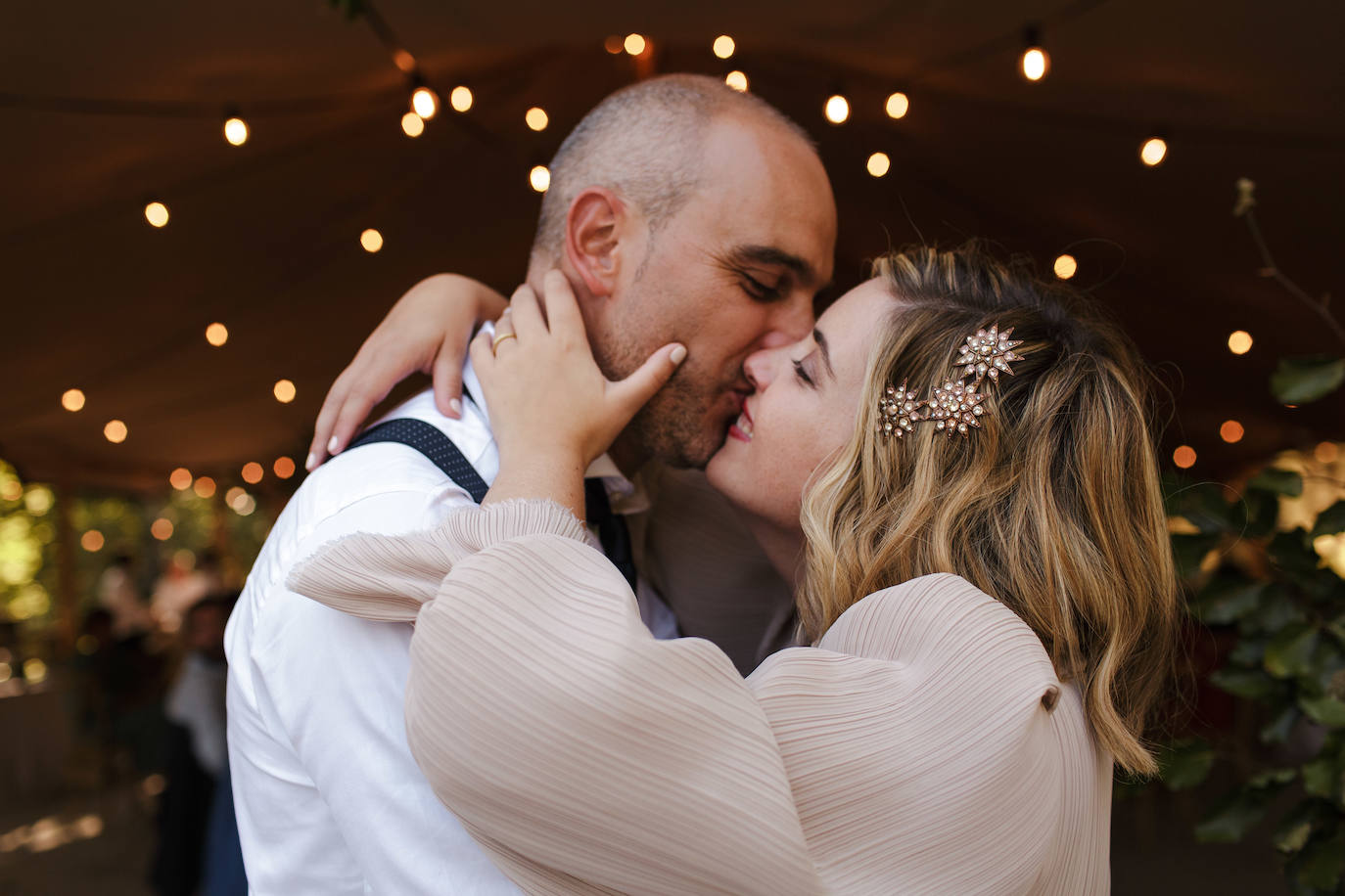 Fotos: Nerea, la novia vizcaína que brilló en su boda con un vestido que nos transporta a los años 40