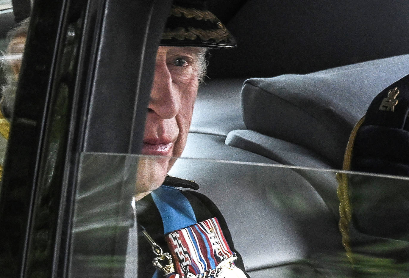 Carlos III, con la mirada perdida en el coche que le ha trasladado a las distintas ceremonias religiosas en honor a su madre