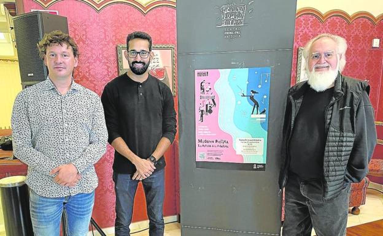 Luis Orduña, Manuel Alejandro Rancel y Aldo Rafael Forte posan junto al cartel de esta temporada. 