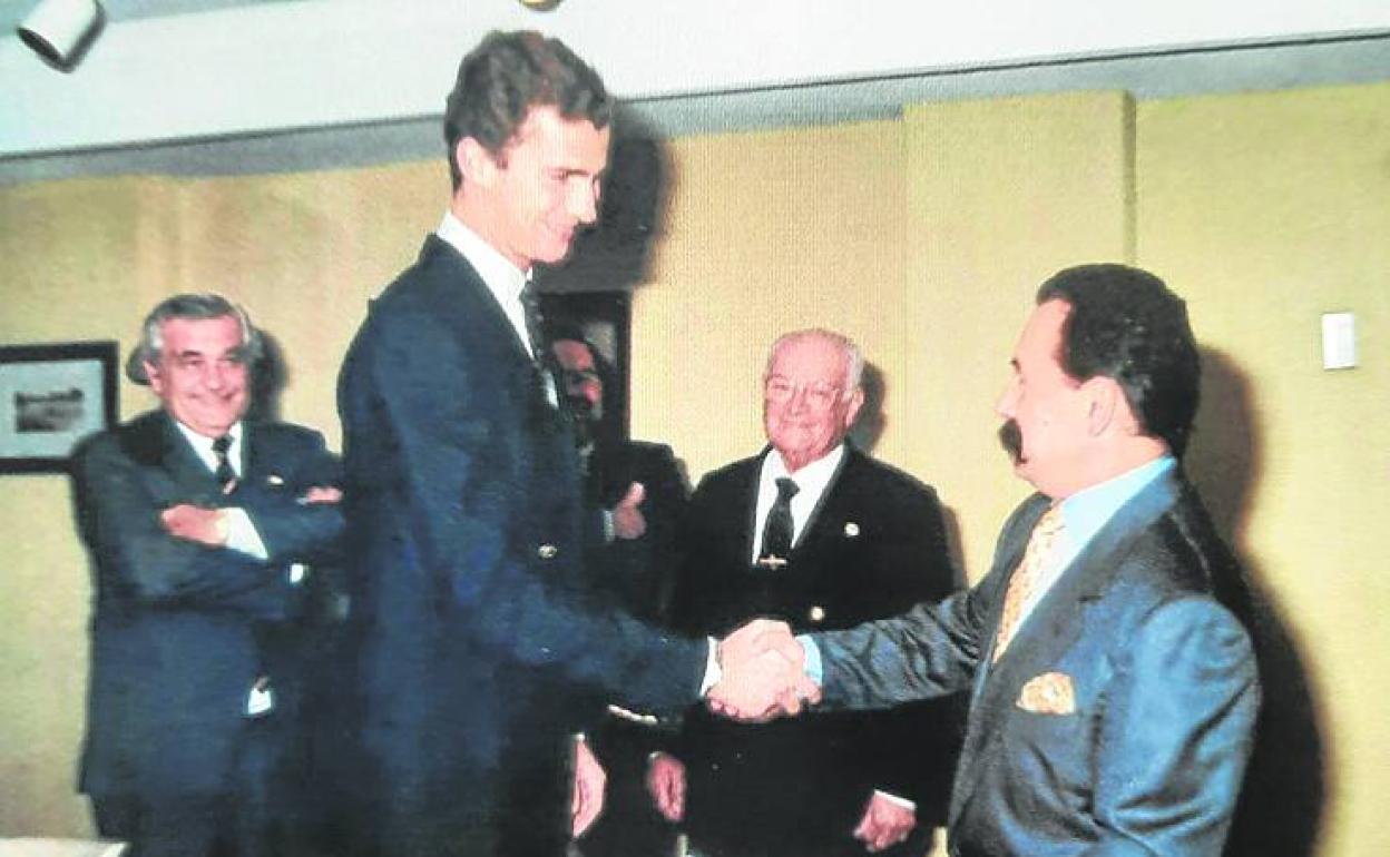 Años 80, el Príncipe Felipe saluda a Julio Alegría. 