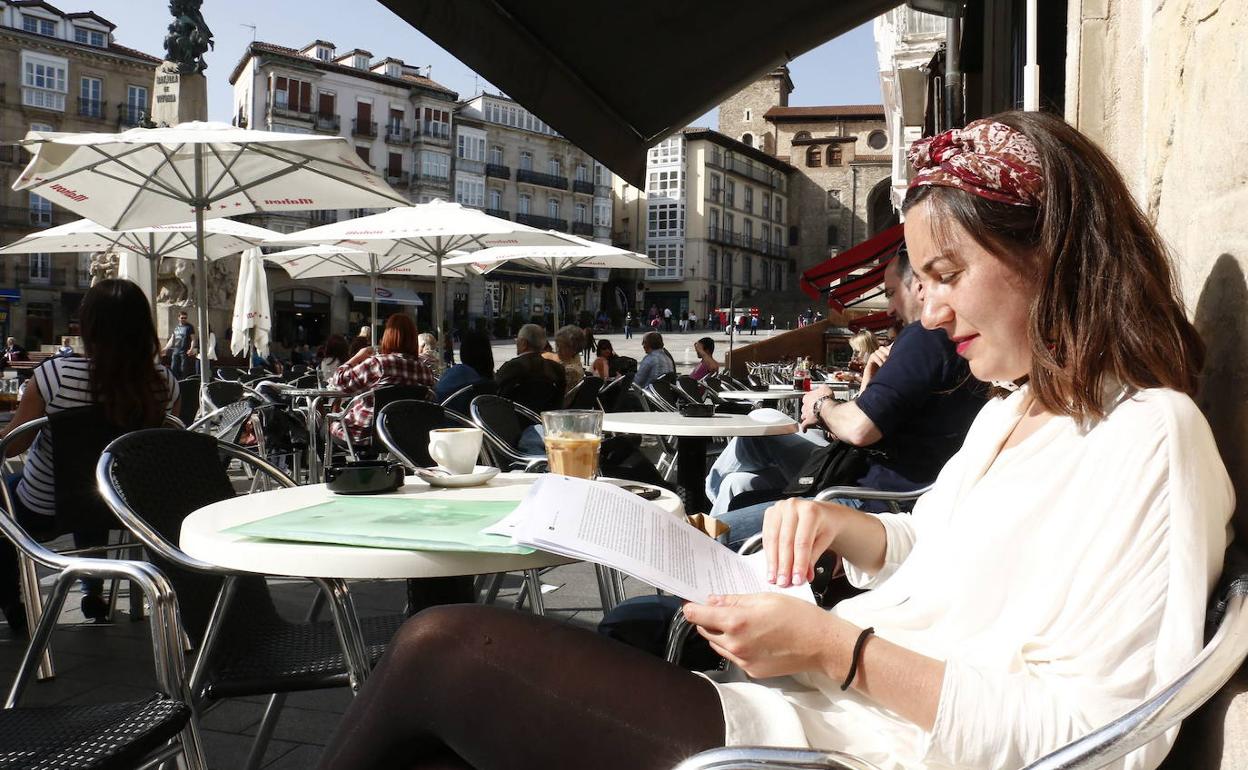 Fotografía de archivo un día soleado en la plaza de la Virgen Blanca. 
