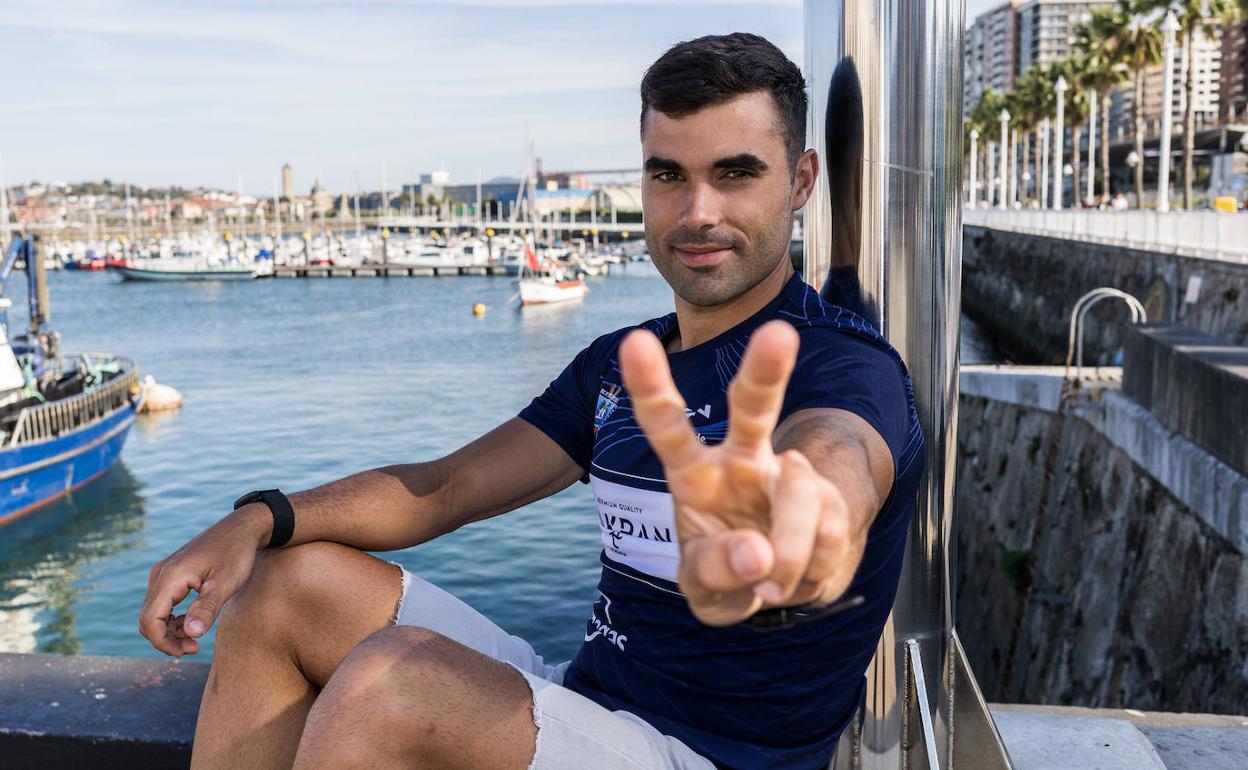 Ander Zabala rema de cinco de babor en Urdaibai. 