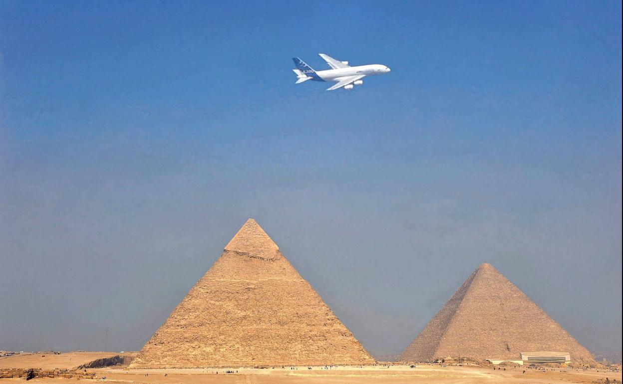 Un avión sobrevuela las pirámides de Egipto. 