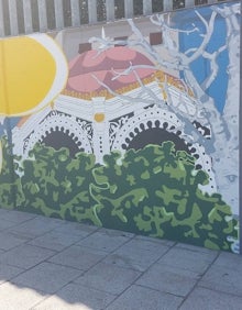 Imagen secundaria 2 - El mural desde su parte superior, y algunos detalles. Sobre estas líneas, las artistas junto al alcalde Mikel Torres y miembros de la corporación municipal. 