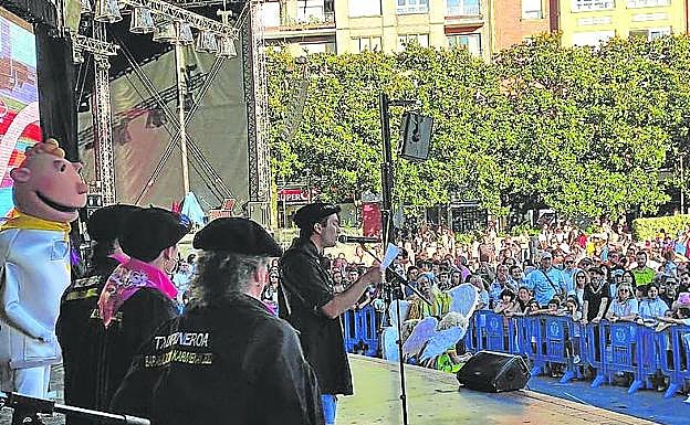 Elkarteko kideak pregoilari lanetan Karmengo jaietan.