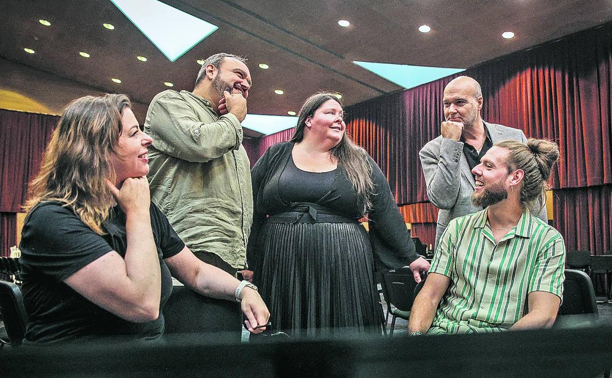 Daniela Barcellona, Sergio Escobar, Angela Meade, Giovanni Meoni y David Lagares, en la sala de ensayo. 