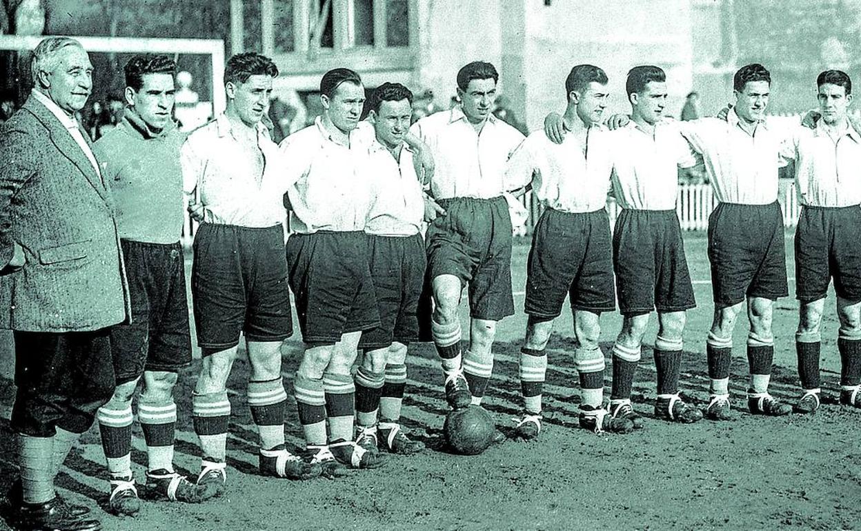 Formación del Alavés de la temporada 1927-28. 
