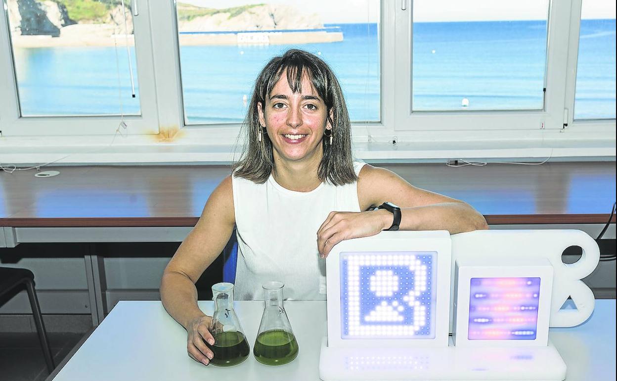 Esther Blanco posa en la Estación Marina de Plentzia con el prototipo de su sistema de iluminación para cultivos de algas. 