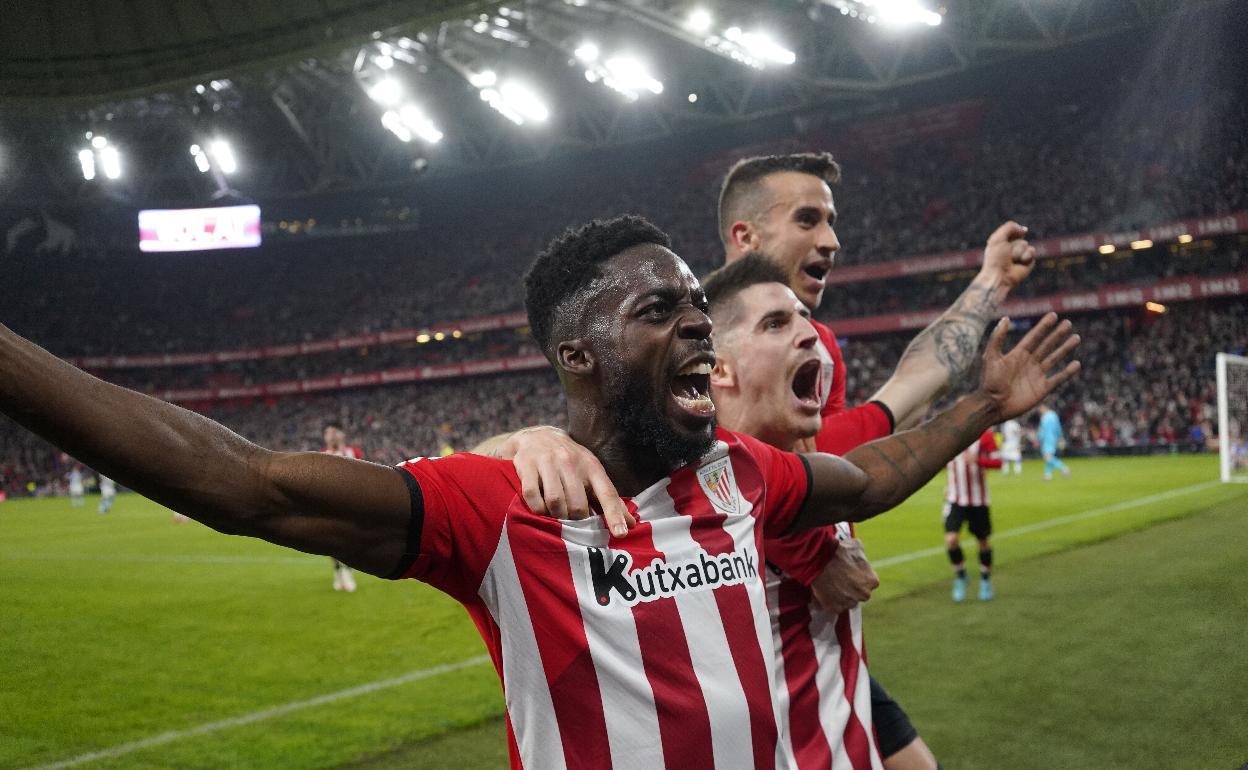 Iñaki Williams, Sancet y Berenguer celebran un gol en San Mamés.