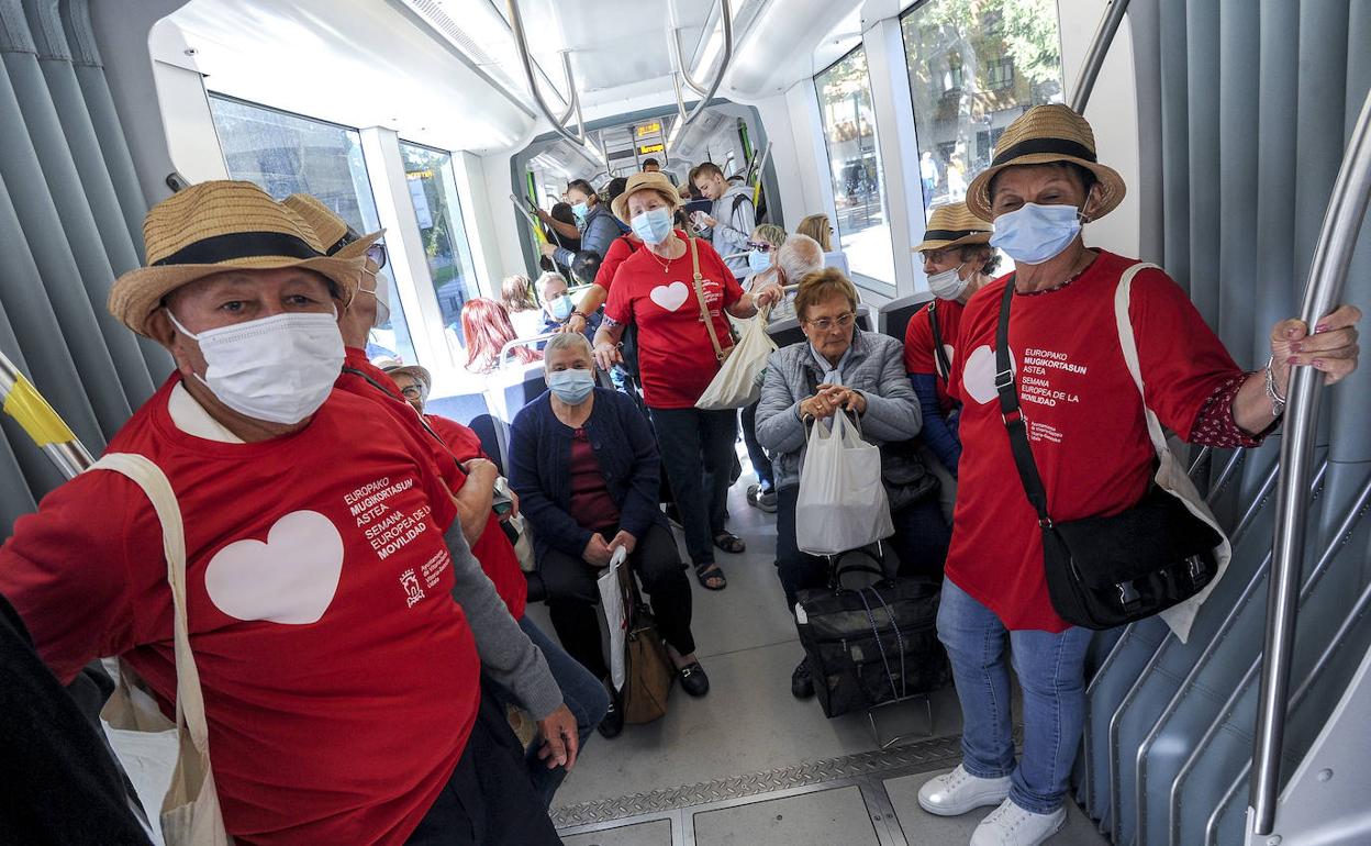 Los integrantes del combinado rojo montados en el tranvía.