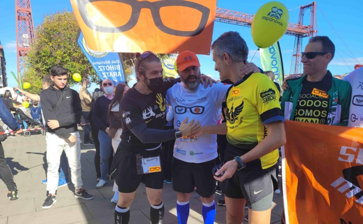 Mikel Peña, en el centro con gorra naranja, al inicio del reto del pasado año, con el símbolo de las gafas de su hijo. 