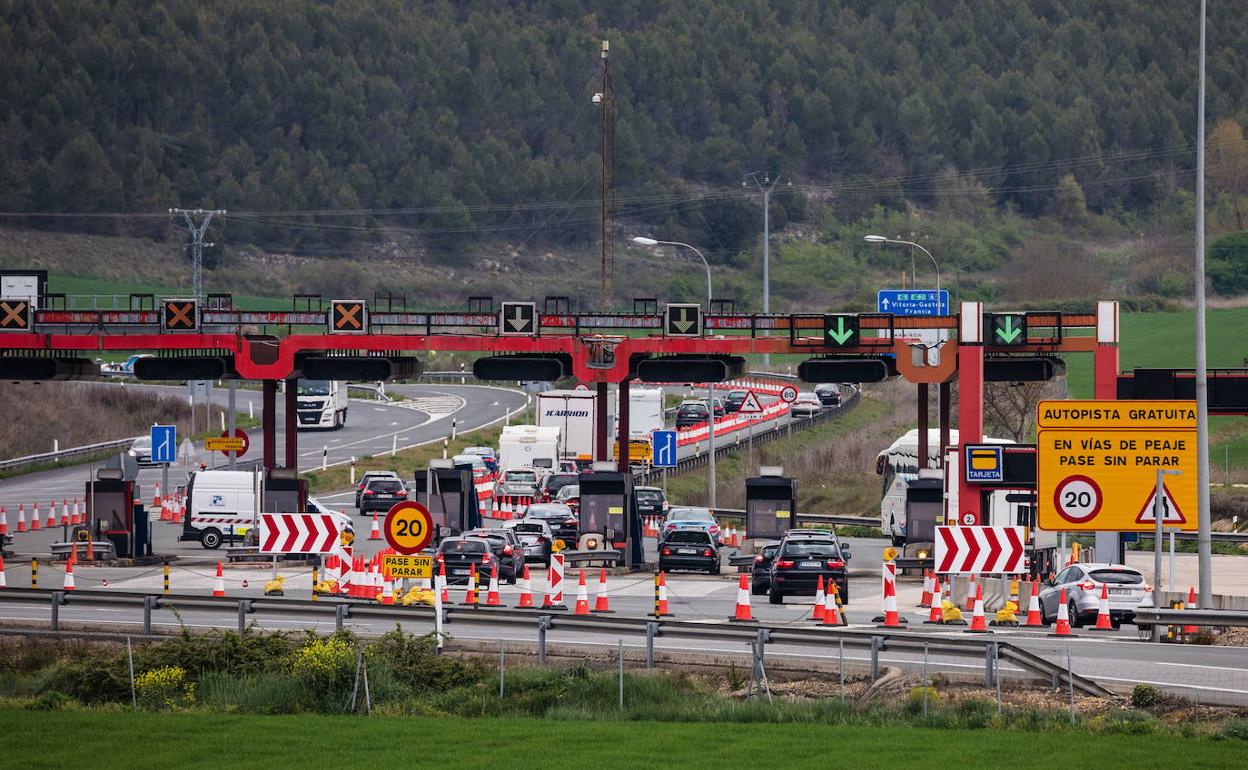 Varios turismos se detienen en la salida de la AP-1, en Armiñón. 