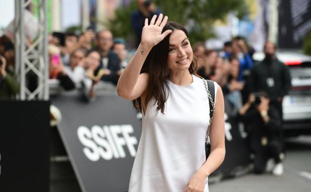 Ana de Armas saluda al llegar al hotel María Cristina de San Sebastián esta tarde. 