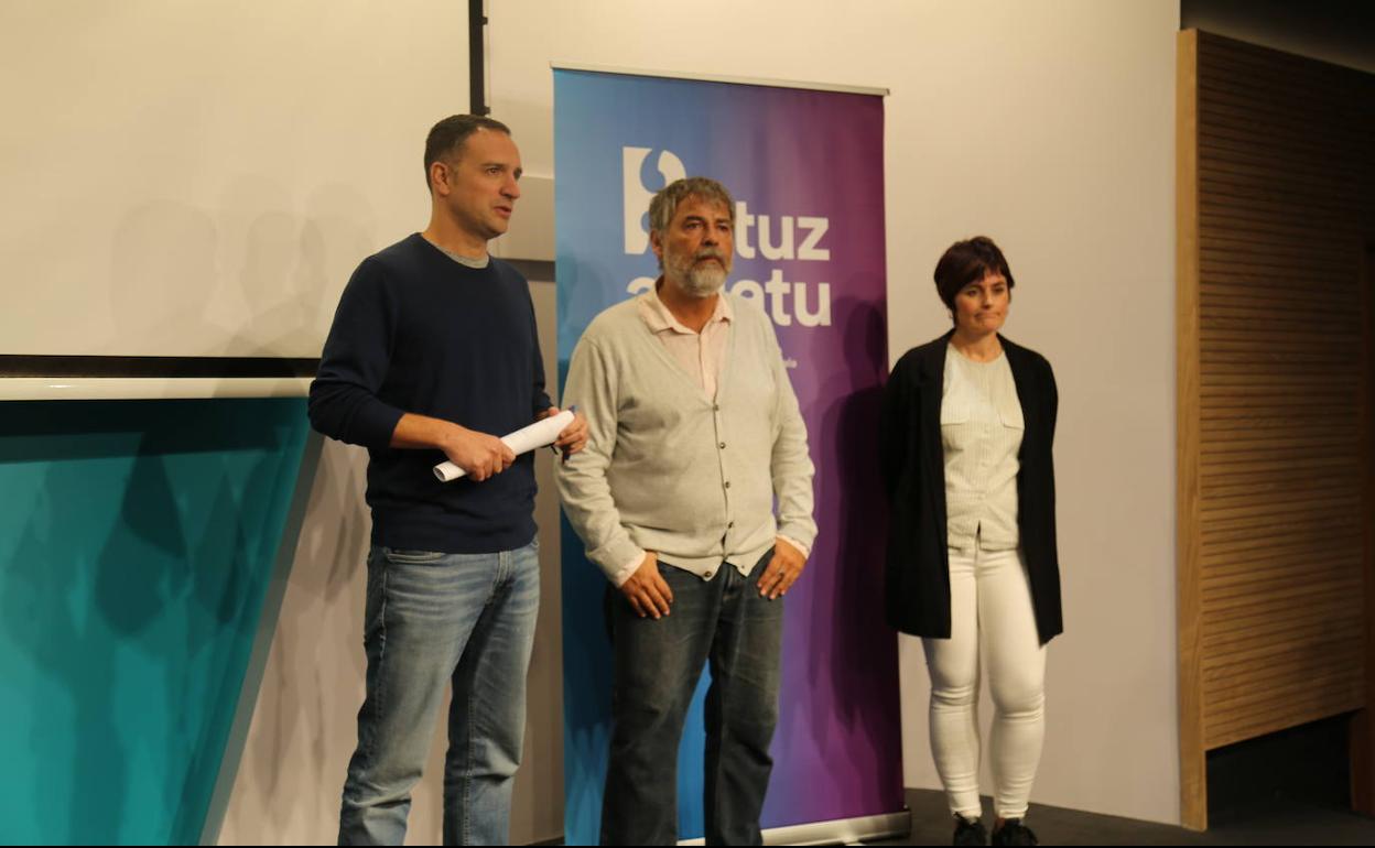 Mikel Lakuntxa, Paul Bilbao eta Garbiñe Aranburu astelehen honetako agerraldian.