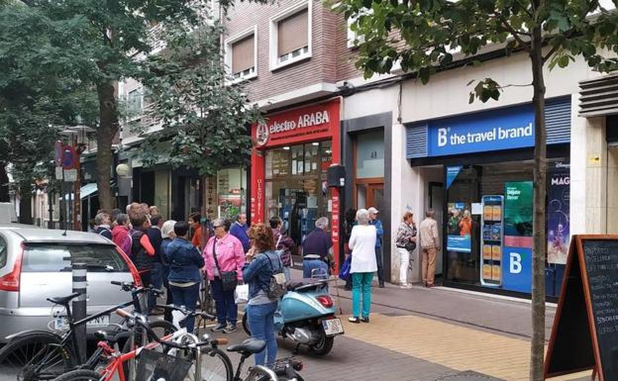 Varias personas hacen cola en Vitoria para coger su viaje del Imserso.