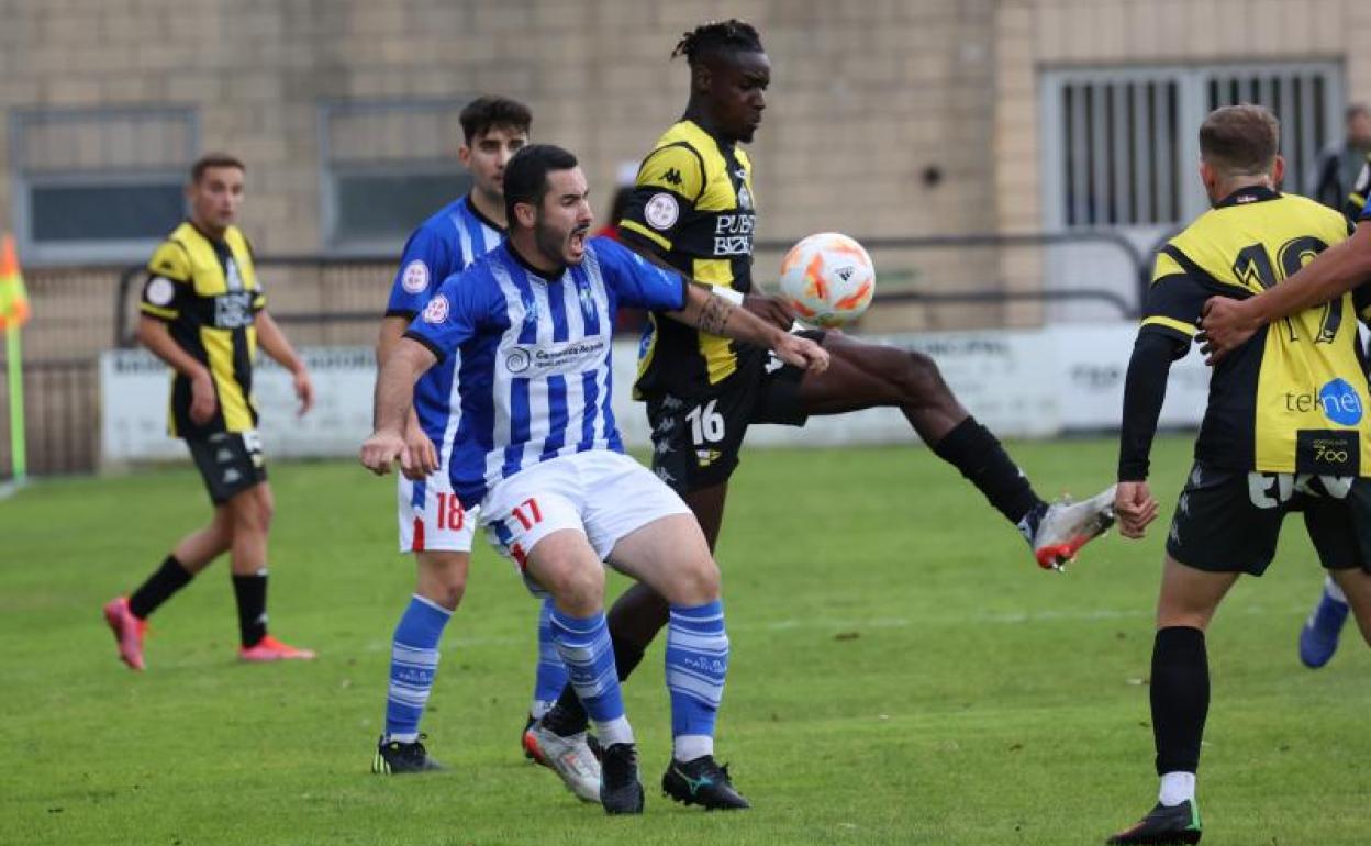 Matansio y Egileor pugnan por un balón en una acción del partido entre el Portugalete y el Padura 