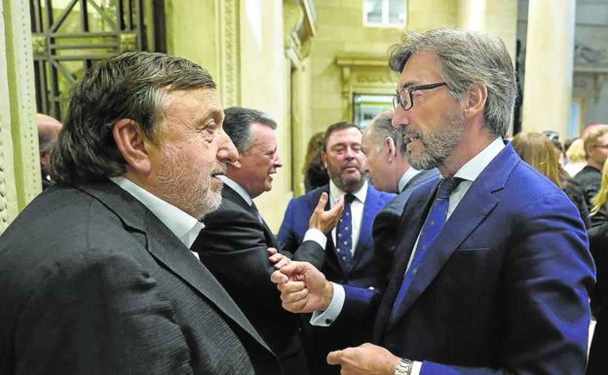 El p residente del ABB y el de los populares alaveses, José Antonio Suso e Iñaki Oyarzábal, charlan en una recepción oficial.