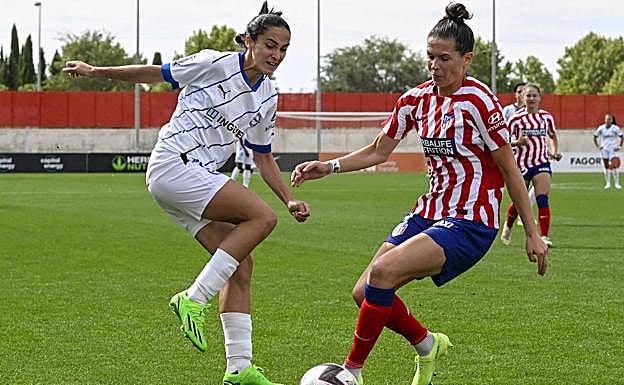 Morera trata de llevarse el esférico ante Marta Cardona. 