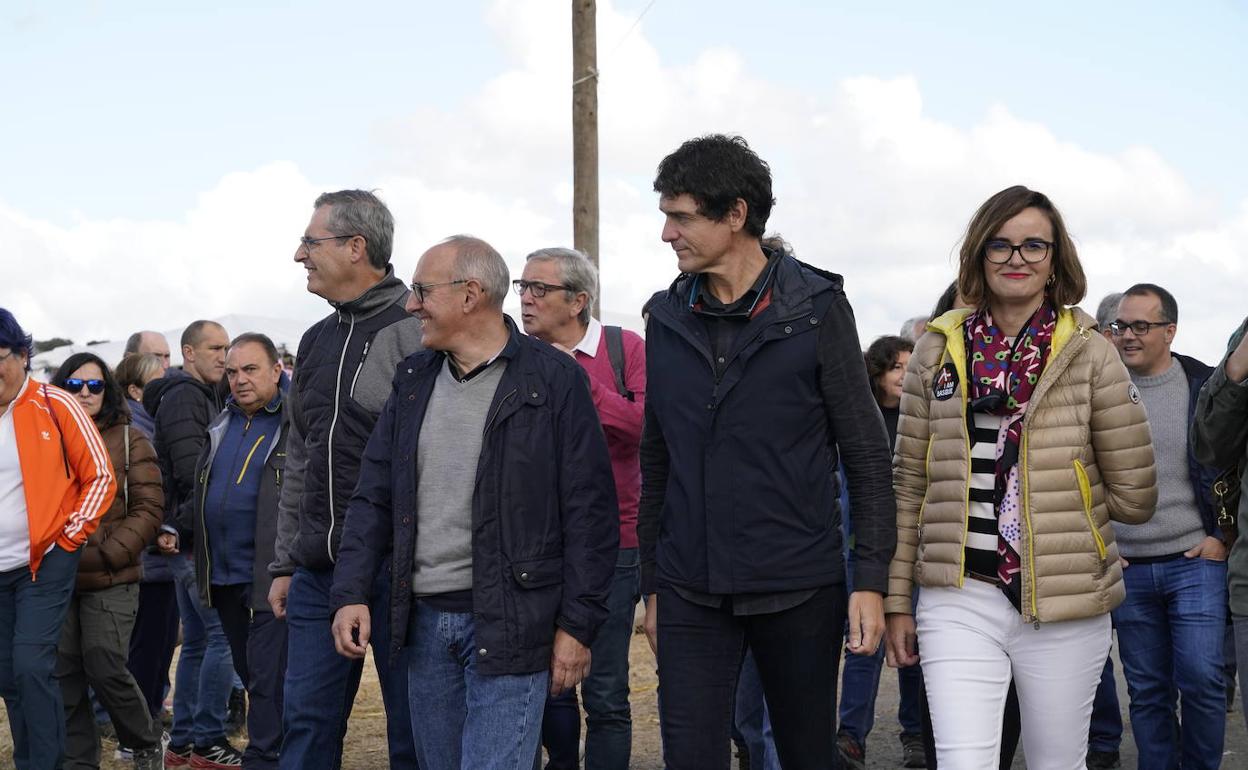 En primera cita los tres diputados generales, Olano, González y Rementeria, junto a la próxima candidata de Bizkaia, Elixabete Etxanobe. 
