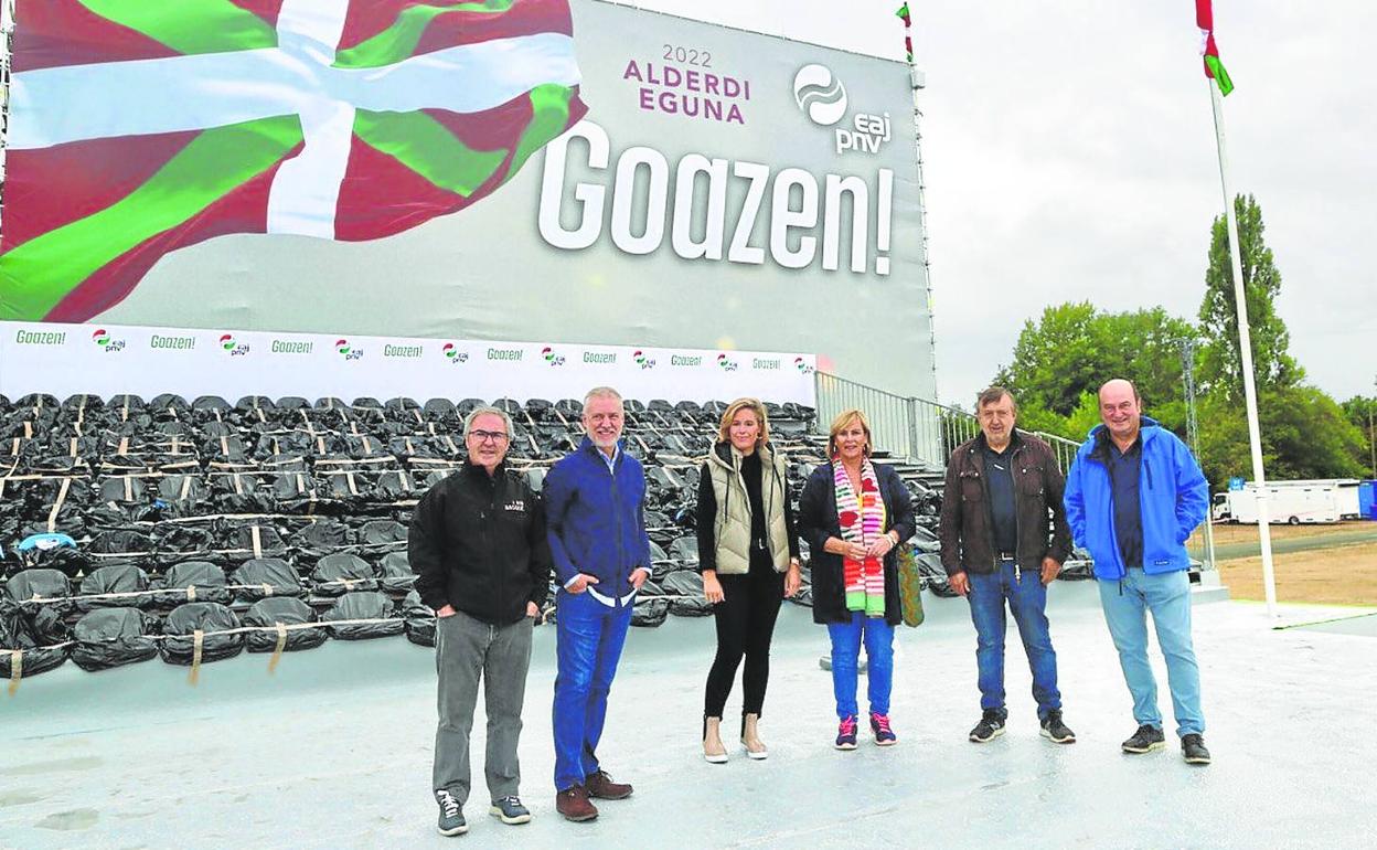 Joseba Aurrekoetxea, Iñigo Urkullu, Mireia Zarate, Itxaso Atutxa, José Antonio Suso y Andoni Ortuzar, ayer en las campas de Foronda. 