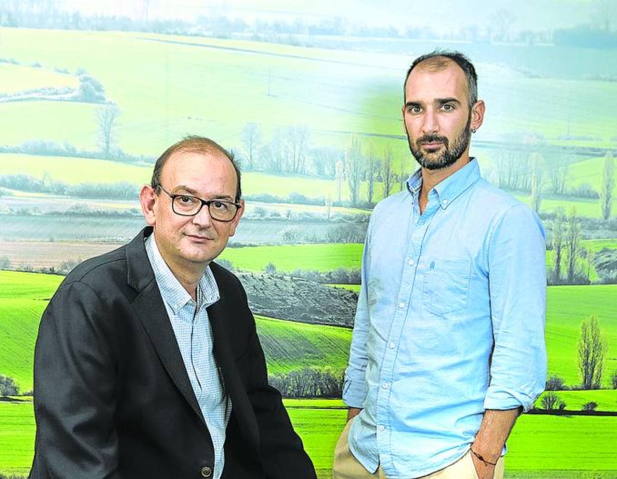 Imanol Olaskoaga junto al ingeniero agrónomo David Mignanelli. 