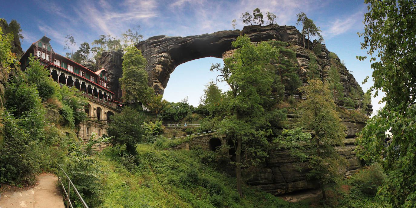 ARCO DE PRAVCICKÁ BRÁNA (Hřensko, Chequia) | 'Puerta Brana, que así se traduce, es un imponente puente de piedra natural que es la estrella del Parque Nacional de la Suiza Checa. Se trata del puente de piedra natural más grande de Europa.