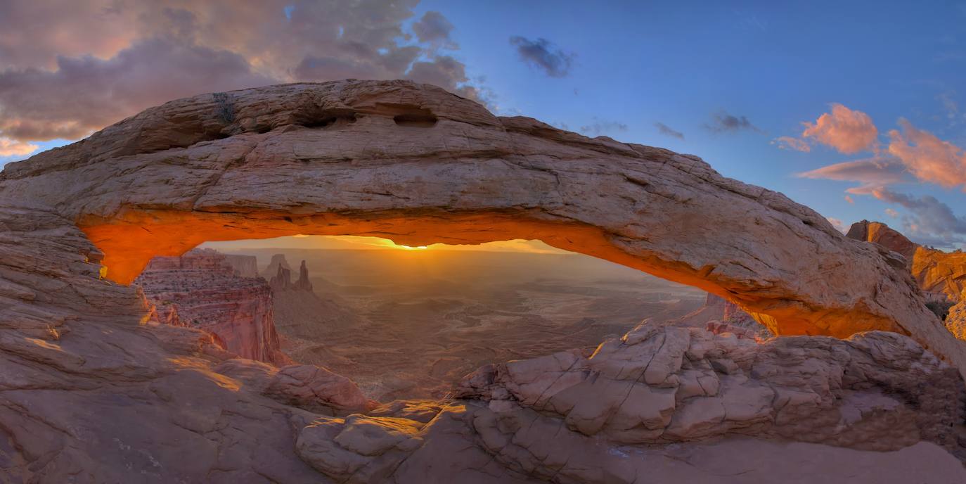 ARCO MESA (Utah, EE UU) | El imponente Arco Mesa se encuentra en el Parque Nacional de los Cañones. También podrá disfrutar de más monumentos naturales si visita el Parque Nacional de los Arcos, donde el viento y la lluvia han formado durante años con las rocas de color rojizo del área más de 2.000 arcos naturales.
