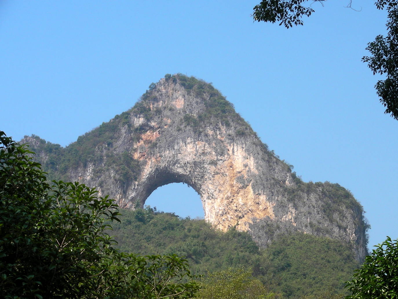 MOON HILL (Yangshuo, China) | Increíblemente bella, esta formación rocosa está situada al sur de Yangshuo. El colosal arco tiene una altura de 34 metros.