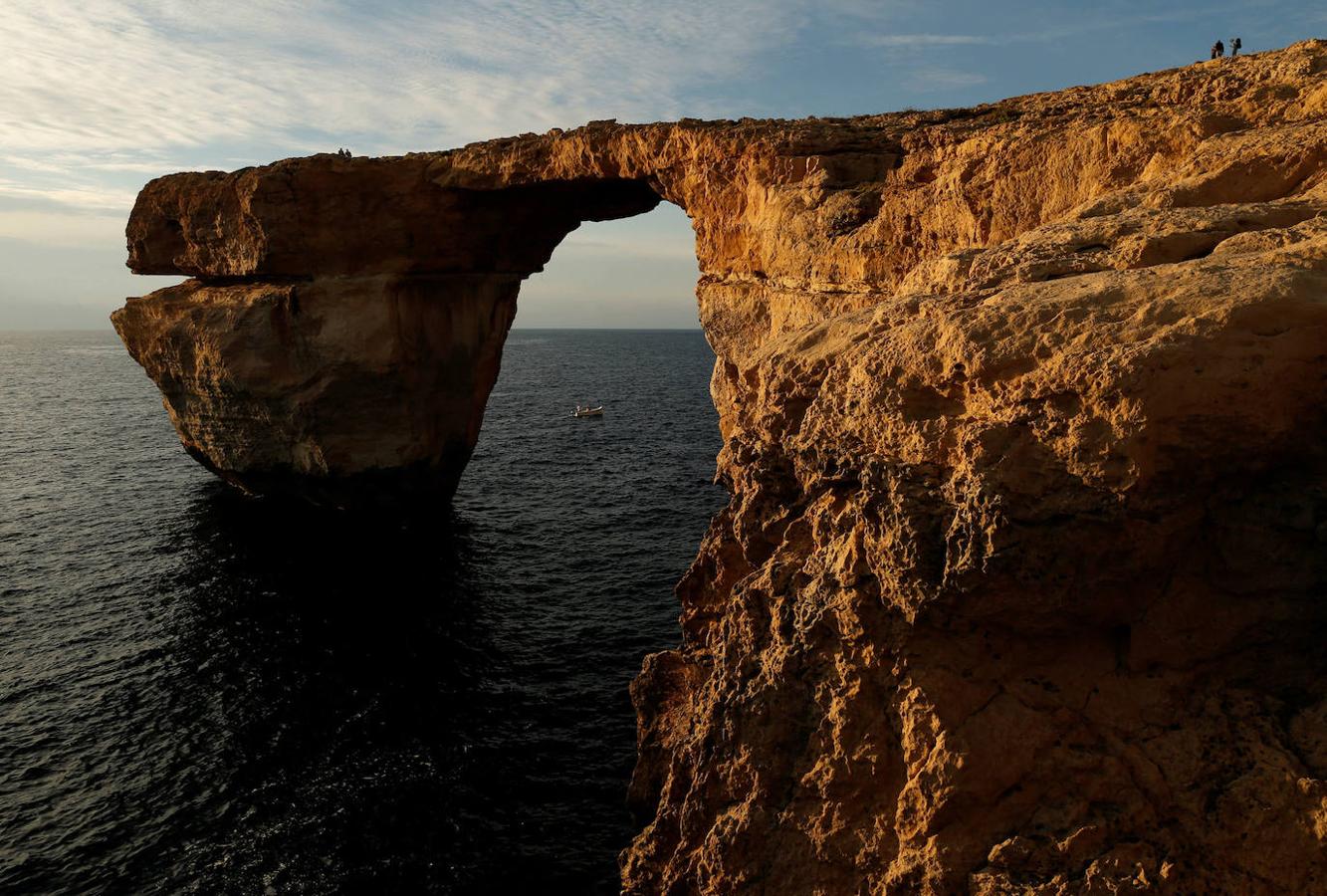 VENTANA AZUL (Gozo, Malta) | Aunque ya no existe, durante muchos años fue uno de los mayores atractivos naturales de Malta. Un fuerte oleaje provocado por una tormenta el pasado marzo de 2017 la derrumbó por completo. La formación rocosa, que fue escenario de la serie 'Juego de Tronos' cayó al agua quedando completamente destruida.