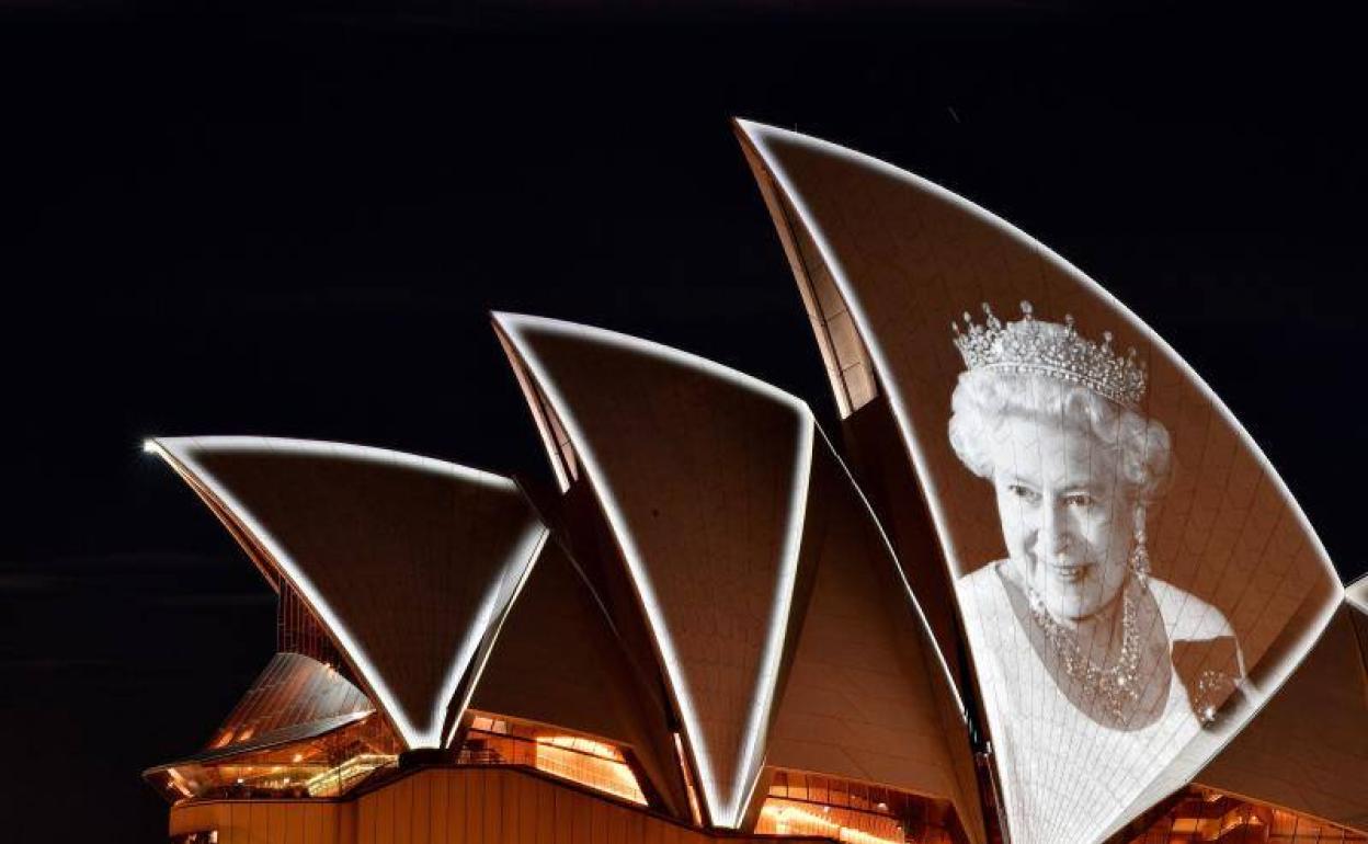 La imagen de Isabel II se refleja en el icónico edificio de la Ópera de Sidney. 