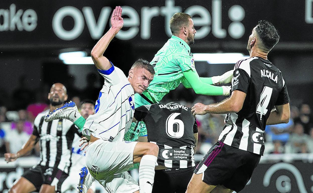 Maras se queda sin opciones de remate entre tantos rivales en una jugada de estrategia de ataque albiazul.