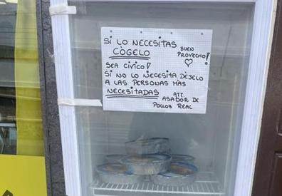 Imagen secundaria 1 - Patxi ha colocado una nevera para que los platos estén mejor conservados. 